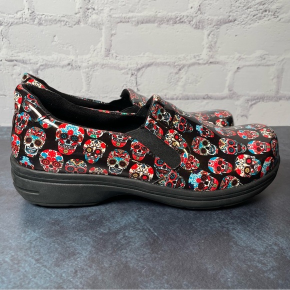 Easy Works by Easy Street Women's Leather Clogs Skull Pattern Size 10W - Picture 2 of 7
